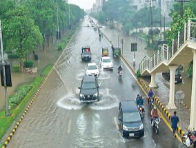 暴雨引发城市混乱